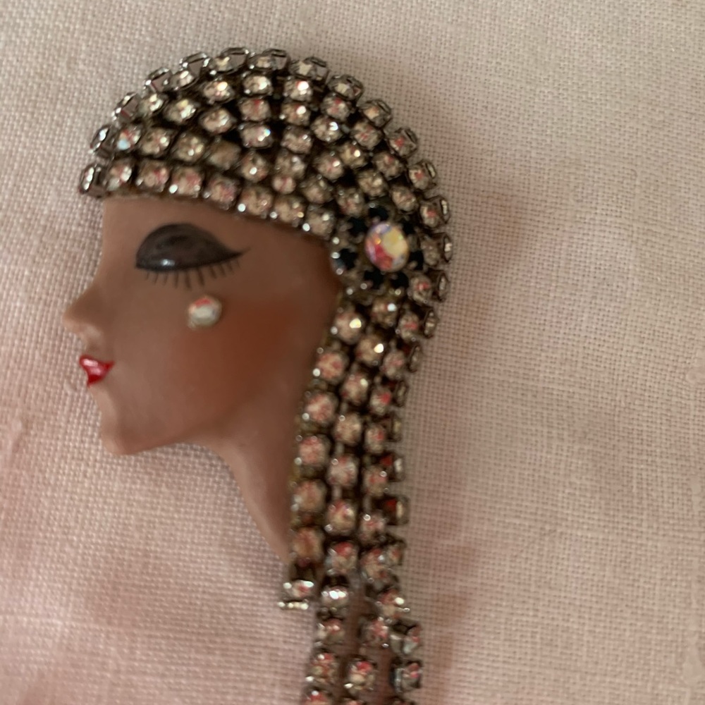 Face brooch